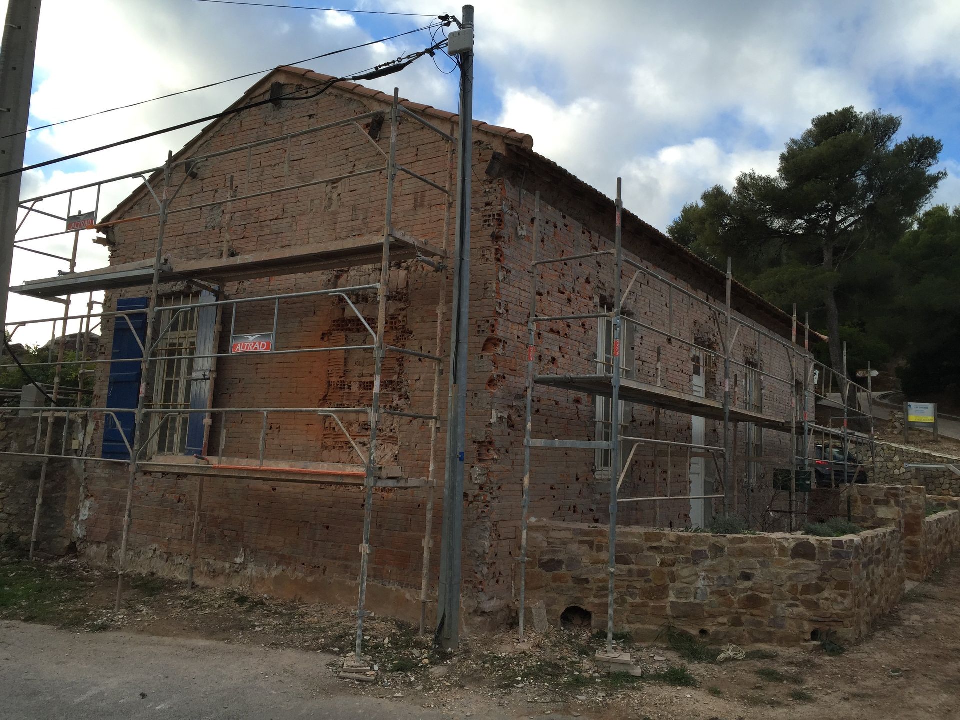 Décroûtage de façade de maison